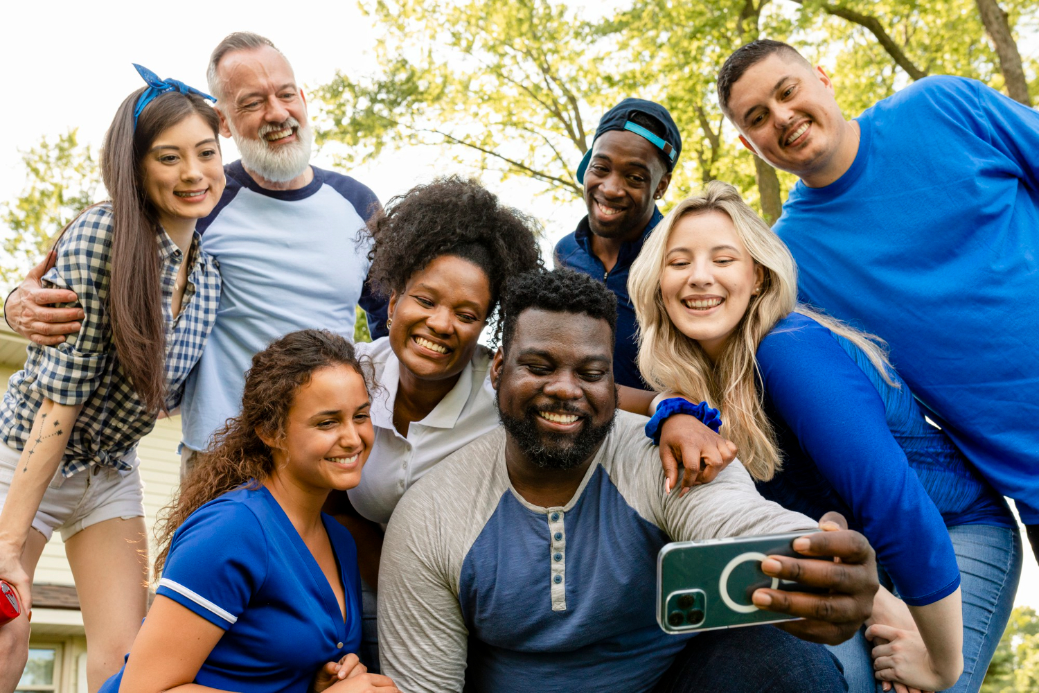 friends-taking-selfie